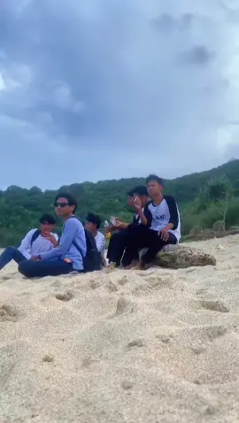 santai di pantai🌊🏝️ #postivevibes #pengikut #trending #fypシ゚ 