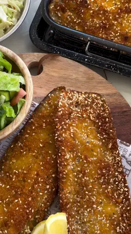 שניצל חציל מקלפים חציל גדול ופורסים פרוסות לאורך בעובי של ס״מ . ממליחים להוצאת מרירות וסופגים את הנוזלים בנייר סופג. מערבבים בקערה 2 ביצים ומעט מים מלח ופלפל שחור בתבנית מערבבים פירורי לחם עם שומשום אפשר להוסיף אורגנו יבש. טובלים בביצה ואז בפירורי הלחם ומטגנים משני הצדדים.