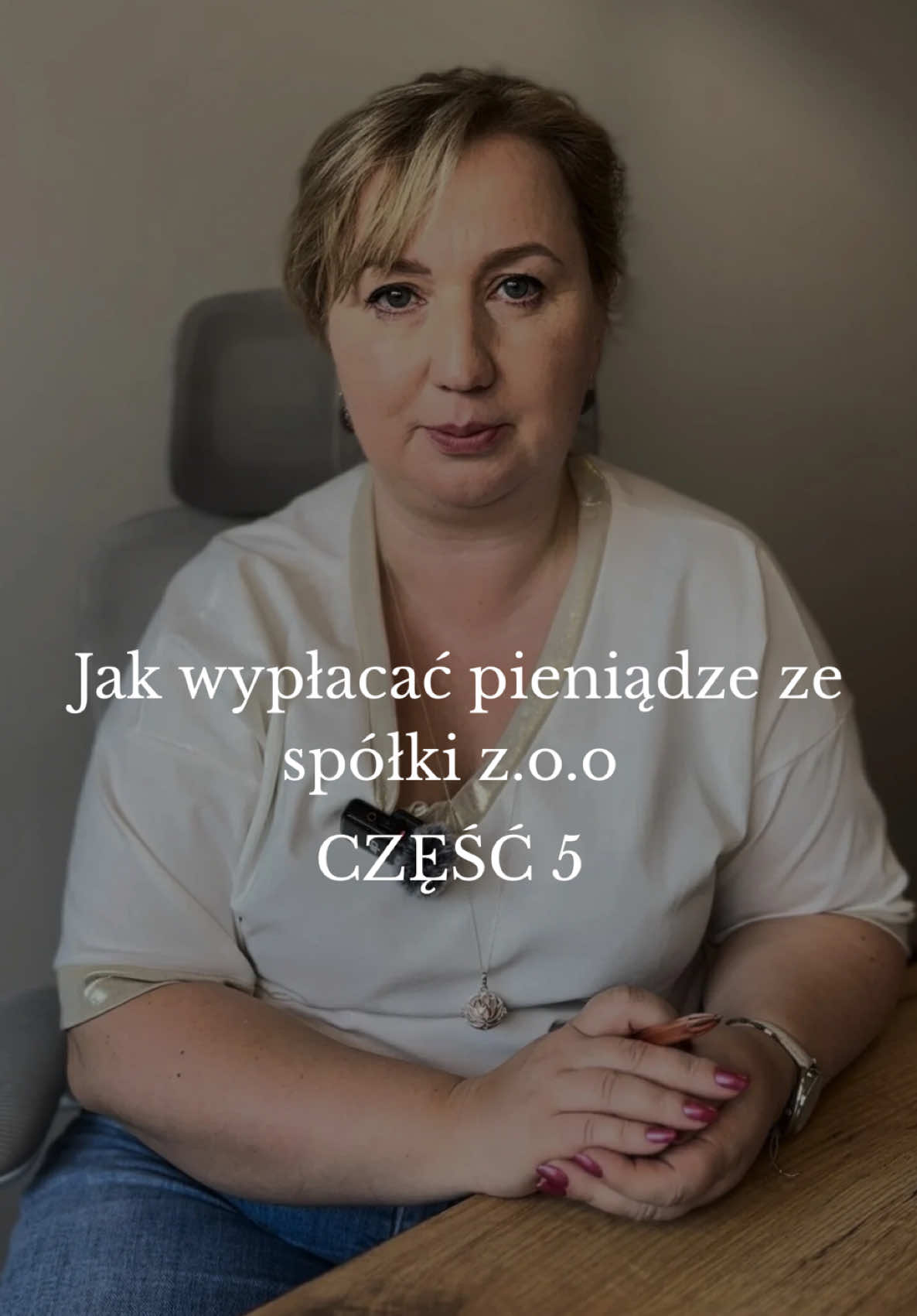 ❗️Masz spółkę z o.o., ale nadal zastanawiasz się, jak legalnie wypłacić z niej pieniądze, nie przez dywidendę? Pamiętaj – dywidenda to aż 19% podatku i brak możliwości wrzucenia jej w koszty firmy. A przecież są inne, zgodne z prawem sposoby, które pozwalają Ci wypłacić środki i jeszcze obniżyć podatek w spółce! ➡️ Jednym z takich sposobów jest sprzedaż prywatnych rzeczy do Twojej spółki z o.o. 💡 Jak to działa? Jeśli posiadasz sprzęt, narzędzia, meble, urządzenia czy inne rzeczy, których realnie używasz przy prowadzeniu działalności, np.: – komputer lub laptop 💻 – telefon 📱 – biurko, fotel biurowy, regały 🪑 – aparat, kamera, statyw 📸 – monitor, drukarka, skaner 🖨️ – narzędzia specjalistyczne 🛠️ – czy nawet ekspres do kawy ☕️ …to możesz je legalnie sprzedać swojej spółce z o.o., sporządzając prostą umowę kupna-sprzedaży. Spółka zapłaci Ci cenę rynkową za dany przedmiot, a Ty otrzymujesz środki – bez konieczności wypłacania wynagrodzenia czy dywidendy. Dla spółki – to pełnoprawny koszt uzyskania przychodu, który może być dodatkowo amortyzowany, jeśli wartość przekroczy limit jednorazowego zużycia. ✅ Co musisz zrobić? – Sporządź umowę kupna-sprzedaży między Tobą a spółką – Określ uczciwą cenę rynkową (np. na podstawie podobnych ofert) – Przygotuj dowód wcześniejszego zakupu lub oświadczenie o własności – Zadeklaruj ewentualny przychód po stronie osoby fizycznej (ale jeśli rzecz ma więcej niż 6 miesięcy, nie płacisz podatku!) To świetny sposób na: ✔️ legalne wypłacenie pieniędzy ze spółki ✔️ pozbycie się prywatnych kosztów ✔️ i jednocześnie obniżenie podatku CIT w spółce Chcesz więcej takich pomysłów na legalne wypłacanie środków ze spółki z o.o. bez kombinowania i bez dywidendy? Zaobserwuj mój profil – ta rolka to część serii, w której pokazuję, jak zarządzać firmowymi pieniędzmi świadomie, mądrze i zgodnie z przepisami! ⚖️💼📊 #spółkazoo #kosztyfirmowe #optymalizacjapodatkowa #biznes #sprzętfirmowy #podatki #legalnawypłata 