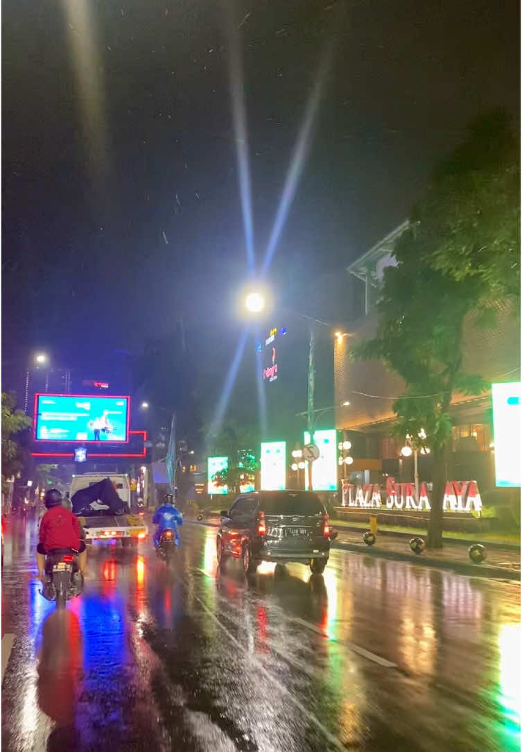 Surabaya habis hujan makin syahdu, asal apa rek ? #surabaya #surabayavibes #nightvibes #hujan #fyp #citylights #citylightsurabaya 