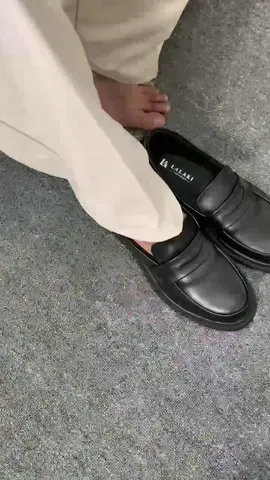 Best seller alert! Sepatu pria yang paling banyak dicari! 🛒💸 #bestseller #sepatupria #produklokal #affordable #OOTD #fashiontiktok #Lalakifootwear #fypage 