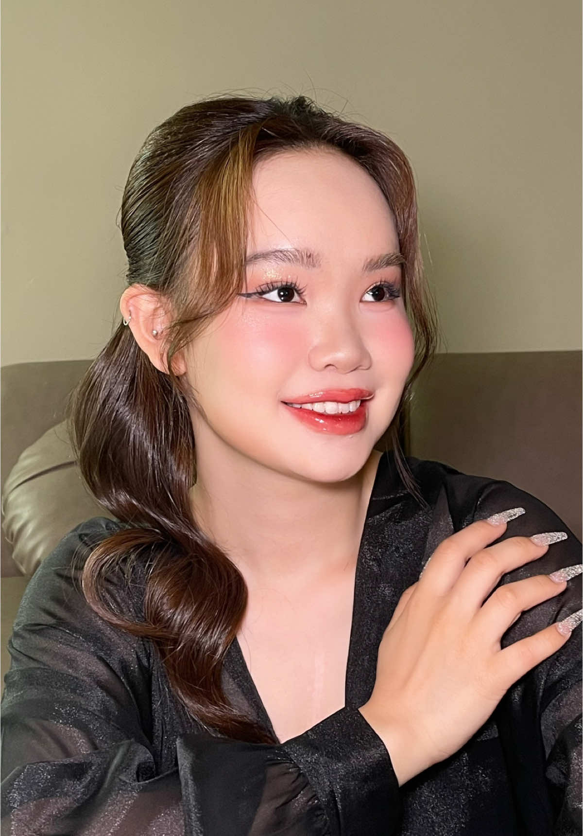 Thêm một bài tóc mới: tóc uốn vấn nửa💃 cộng layout makeup với lớp nền căng bóng🥰#hiwonmakeupacademy #teamhiwon #makeupsaigon #makeupartist #xuhuong #fyp 