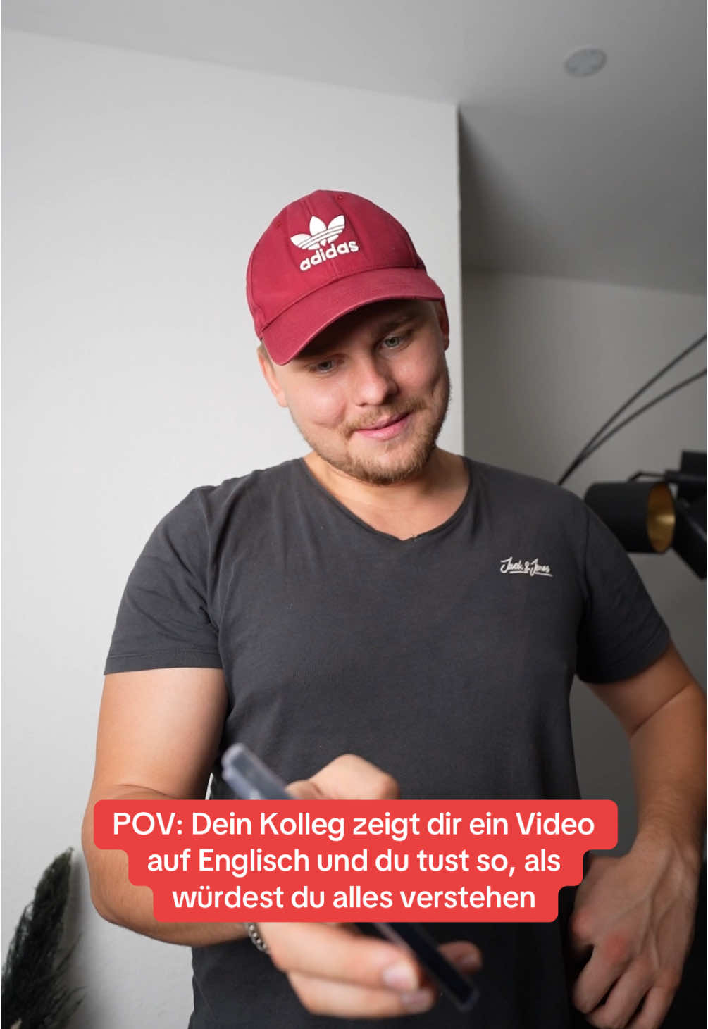 POV: Dein Kolleg zeigt dir ein Video auf Englisch und du tust so, als würdest du alles verstehen 😂 #nikolaj #dorfkind #schmitty #englisch #nichtsverstehen 