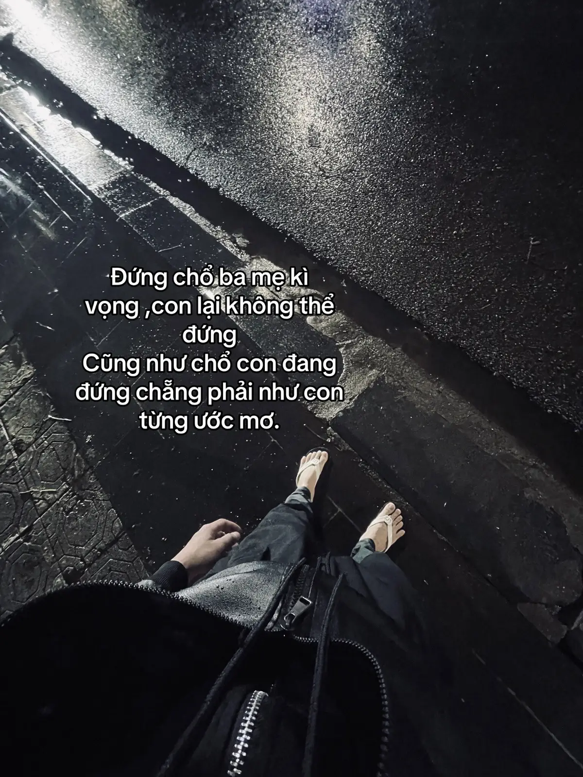 Đứng chổ ba mẹ kì vọng ,con lại không thể đứng Cũng như chổ con đang đứng chẵng phải như con từng ước mơ.