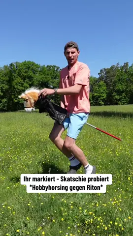 Brrr✨Geht der Punkt an uns?😁Markiert ihn alle um seinen Trick zu sehen🐴#funny #lustig #comedy #skatschieprobiert #riton #hobbyhorse #hobbyhorsing #pferde #pferdemädchen #fürdich #hulahoop #gymnastic 