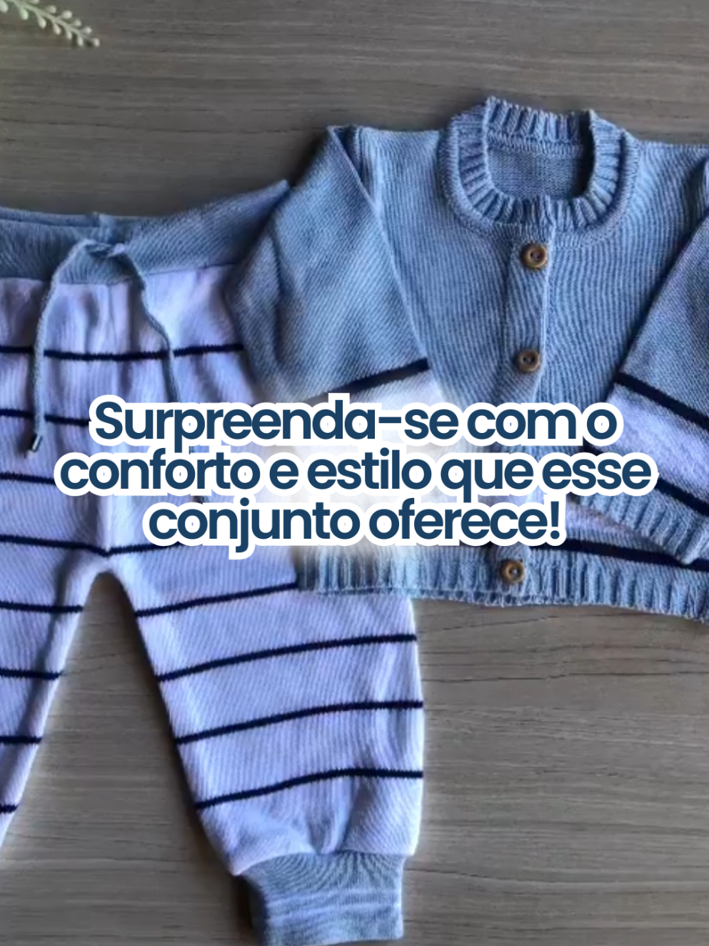 Apresente ao seu pequeno o conforto e o estilo com nosso Conjunto de Casaco + Calça em Tricot para bebê menino! Feito com amor e delicadeza, esse conjunto é perfeito para deixar seu bebê quentinho e cheio de charme. Uma roupinha que une praticidade e fofura em cada detalhe! 💙✨ Quer garantir esse look lindo para o seu pequeno? omenta 