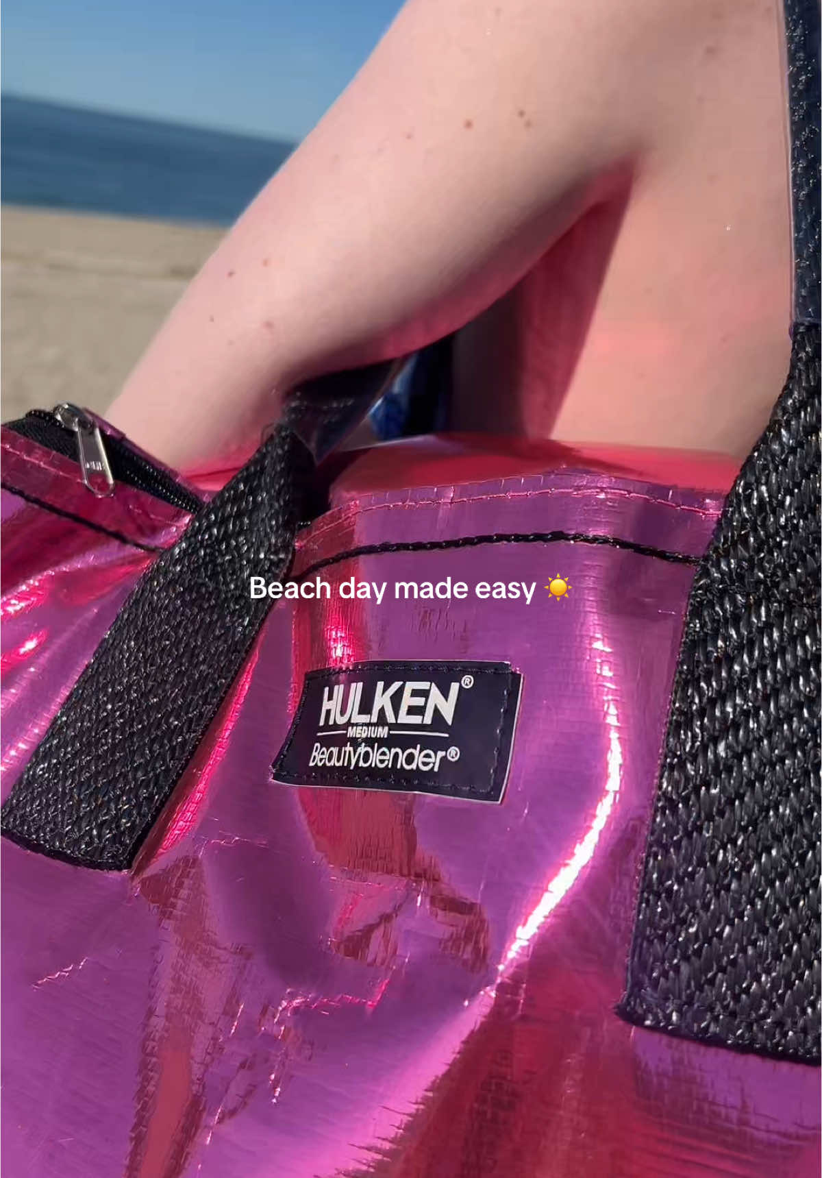 Summer is calling 👙☀️⛱️ Schlep all Summer along with @Hulken in the exclusive #Beautyblender Pink color. 🩷 #beachessentials #beachbag 