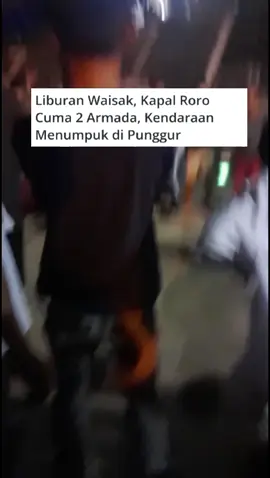 Layanan penyeberangan kapal RoRo di lintasan Telagapunggur (Batam) – Tanjunguban (Bintan) dikeluhkan masyarakat karena keterbatasan armada yang beroperasi pada momen libur Waisak, Senin (12/5/2025). Hanya dua kapal yang melayani penyeberangan, menyebabkan antrean panjang dan waktu tunggu yang mencapai berjam-jam. Salah satu penumpang, Koko, yang membeli tiket untuk jadwal pukul 13.00 WIB, mengaku belum dapat menyeberang hingga pukul 17.28 WIB. “Sudah beli tiket sejak siang, tapi belum juga bisa nyebrang sampai sekarang,” keluh Koko, yang merupakan pegawai pemerintah  #kapalroro #uban #macet #liburwaisak2025 #penumpangprotes 
