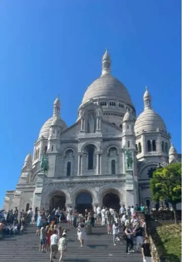 Paris in the summer time is super hot but also so lively with lots to do and see 🇫🇷 #creatorsearchinsights #paris #parisien #parissummer #summerinfrance #france 