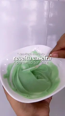 receita caseira para tirar o frizz do cabelo- me agradeça depois 😗 #receitacaseira #curlyhair #cabeloscacheados #cachos2c3a #frizz 