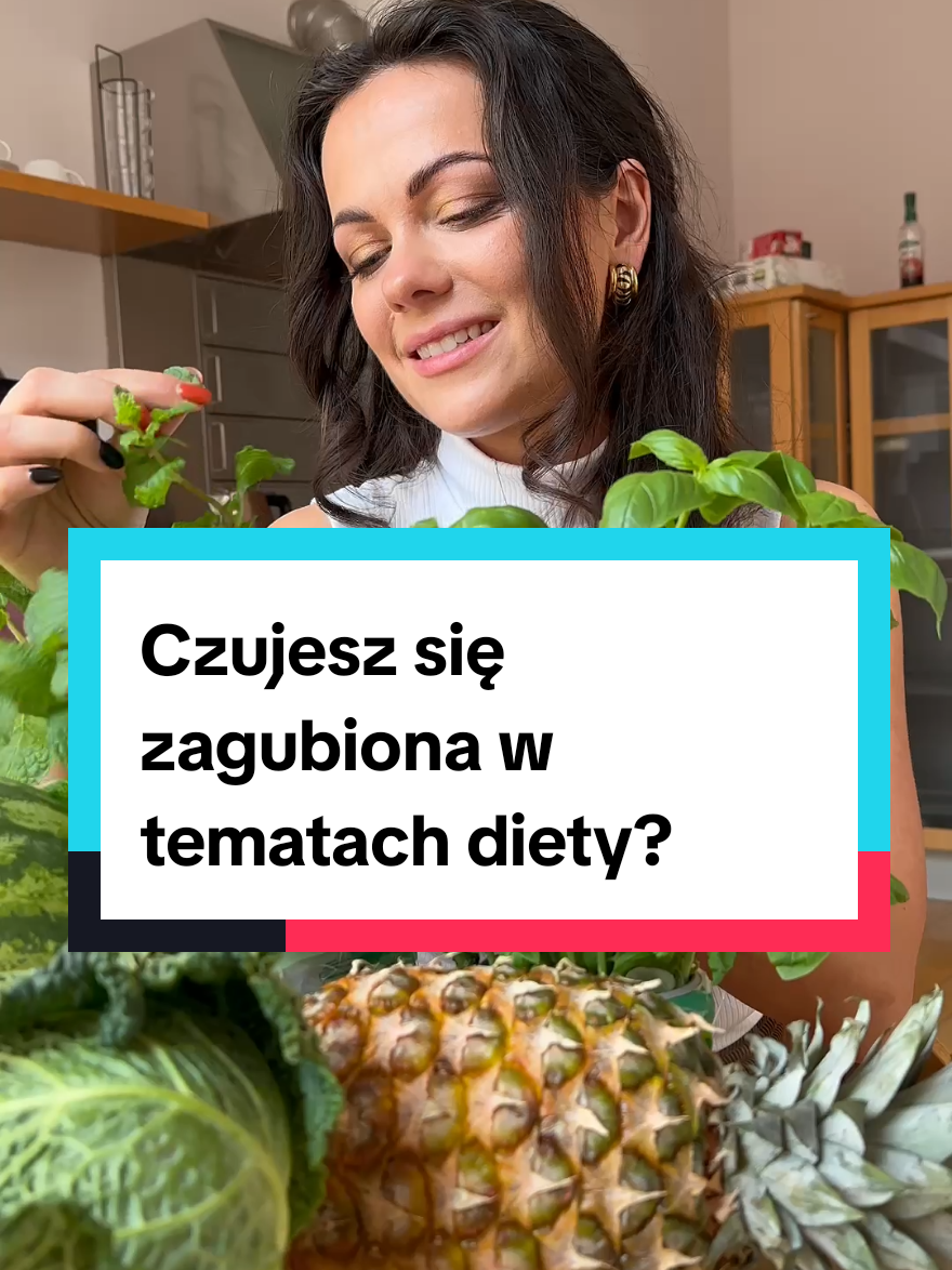 „Jedz tłuszcz, tłuszcz nie tuczy!” „Unikaj tłuszczu, to on psuje Twoje hormony!” „Gluten Cię zabije.” „Jedz chleb, ale tylko na zakwasie z pradawnej mąki z kamienia księżycowego.” Internet pełen jest sprzecznych rad. I nic dziwnego, że czujesz się zagubiona. Ale dietetyka to nie magia ani czarno-białe zasady – to nauka i… praktyka życia. Jak się w tym nie pogubić? – Nie szukaj jednej „idealnej diety”. Taka nie istnieje. To, co służy jednej osobie, niekoniecznie będzie dobre dla Ciebie. – Jedz wszystko – ale z głową. Różnorodność i umiar to naprawdę niedoceniane podejście. – Zasada 80/20 działa. Jeśli 80% Twojego jedzenia to dobre, odżywcze wybory, to te 20% „ludzkiego podejścia” nie zrobi Ci krzywdy. – Słuchaj swojego ciała. Ono naprawdę wysyła Ci sygnały – tylko trzeba je usłyszeć (a nie zagłuszać kolejnym trendem z TikToka). – Zamiast radykalnych rewolucji, stawiaj na trwałe nawyki. Bo to one będą z Tobą za rok, nie dieta cud z marca. I najważniejsze: Nie musisz znać się na wszystkim. Ale dobrze jest zaufać komuś, kto patrzy na Ciebie całościowo – nie tylko przez pryzmat kalorii czy mikroelementów.