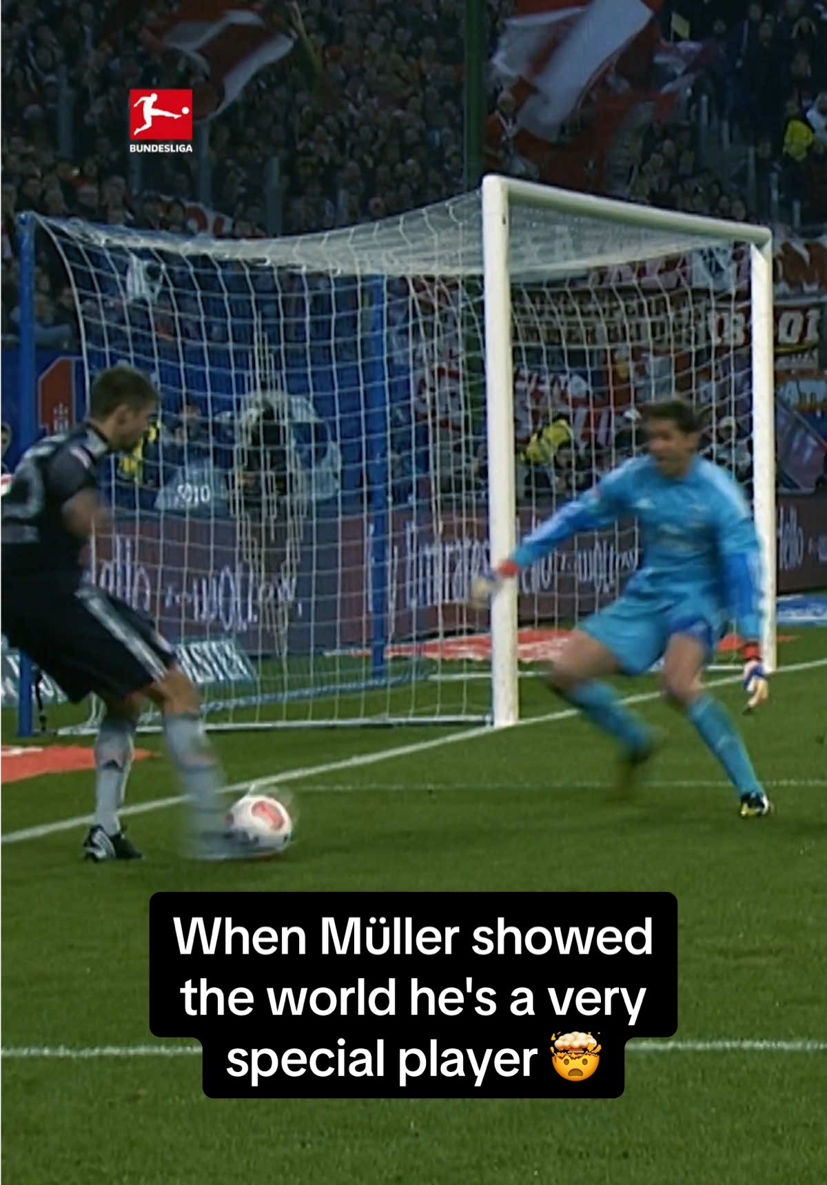 Scoring from an unreal angle? 📐 No problem for @Thomas Müller 🤓 #bundesliga #fussball #FCBayern #ThomasMüller 