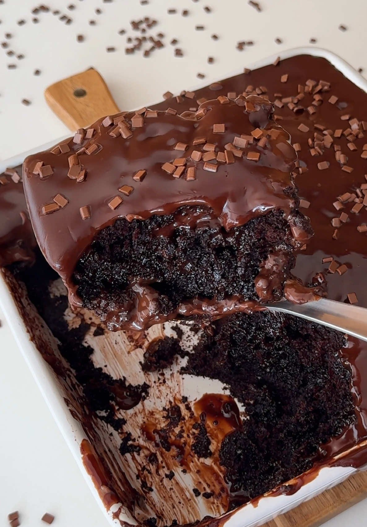 Bolo de chocolate quente 🍫 Ingredientes:  3 ovos  3/4 de xícara de óleo  1 xícara de açúcar  3/4 de xícara de chocolate em pó 50%  1 xícara de água morna  1 e 1/2 xícara de farinha de trigo  1 colher de sopa de fermento  1 colher de chá de bicarbonato de sódio  Calda:  2 xícaras de leite  1 xícara de açúcar  1 xícara de chocolate em pó 50%  2 colheres de sopa de manteiga  Ganache: 200 gramas de chocolate meio amargo  200 gramas de creme de leite  Modo de preparo no vídeo.  Asse o bolo em forno pré-aquecido à 180 graus por 45-50 minutos! Sirva ainda quente!  #bolo #receita #chocolate #confeitaria 