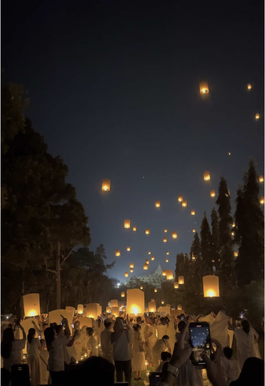 Detik detik momen penerbangan lampion hari raya waisak Tahun 2025 di Candi Borobudur #waisak2025 #waisak #borobudur #4u #magelang #magelang24jam #wonderfulindonesia #fy 