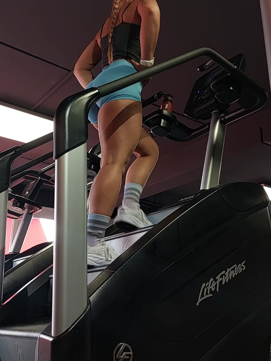 spending 30 minutes on those stairs was no joke:)))🥵 #goviral #rupkutel #dfyneleggings #dfyne #peach #girl #bayern #germany #cardio #stairmasterworkout #stairmaster #GymTok #gymrat #motivation 