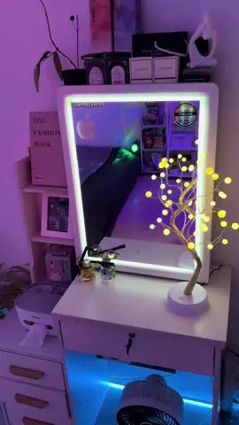 Kamu aku dan anak kita😅#roomnight #kamarcowokaestetic #kamarcantik #dekorasikamar #ngontendirumah #kosanestetic #fyp #whiteroom 