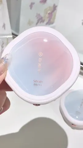 Pocket-sized protection that shines under the sun 🌞✨  SPF50+ ✅ Sweat-proof ✅  UV-reactive case that turns pink? Also ✅  This is not just a touch-up, it’s your shield on-the-go 💼💕 #Florasis #PressedPowder #TintedPowder #SPF50 #MakeupHack #UVSmart #BeautyTok #MakeupOnTheGo #ChineseBeauty #GlowySkin #SummerEssential