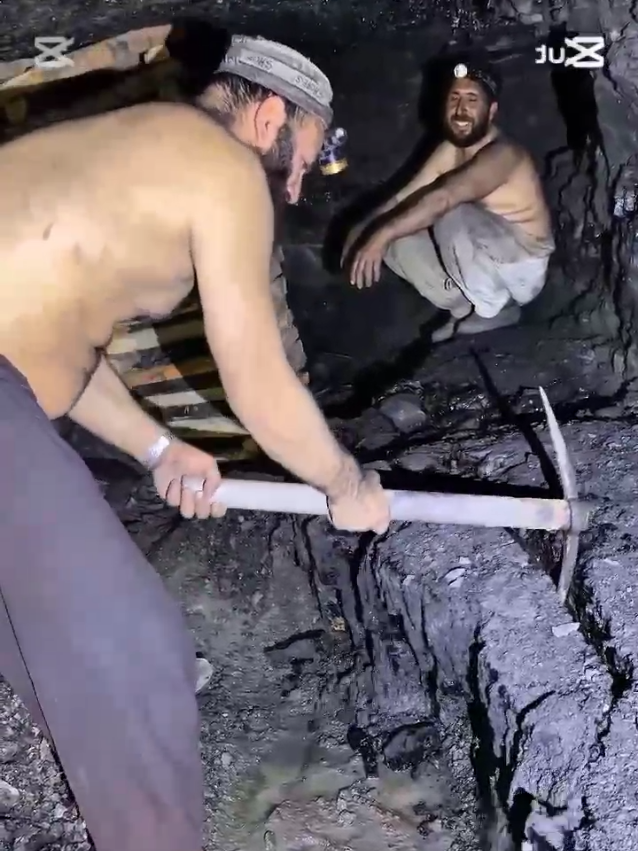 Black Diamond Mining ⛏️ #blackdiamond  #goldmining #blackgoldmining #coalmining 