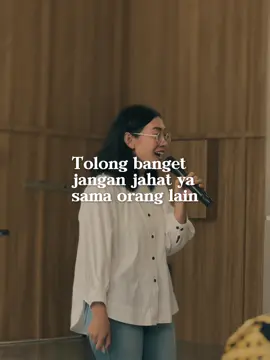 Kata-kata di video ini menjadi pengingat, bukan hanya sebagai individu, tapi sebagai seorang dokter. Setiap hari saya bertemu dengan orang dari berbagai latar belakang, dan di situ saya belajar: ilmu kedokteran bisa dipelajari, tapi empati... itu harus dilatih dan dihayati. . Ilmu komunikasi mungkin datang dari pengalaman, tapi menganggap pasien seperti bagian dari keluarga, itu sudah tertulis dalam sumpah kami . Dan di tengah semua itu, saya makin sadar—setiap orang membawa “bebannya” masing-masing. Kadang mereka datang dengan senyum, tapi di baliknya ada cerita yang mungkin tidak terlihat. Maka memahami orang lain adalah pilihan sadar, karena kita tidak pernah benar-benar tahu apa yang sedang mereka jalani. . Terima kasih (siapapun kamu) sudah berbagi cerita. Semoga kita tetap bisa saling kuat, saling jaga. Tetap sehat ya . #catatandokter #nutrisi #empati #doktergizi #ceritapasien #berbagirasa #KesehatanMental #informasibernutrisidrnia 