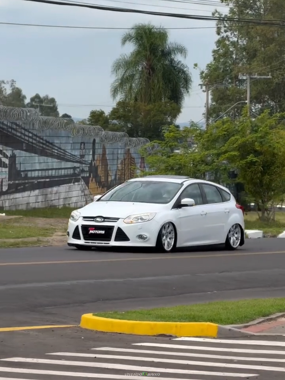 》@tmotorsnh na cina🤤 . . . . . #vivendobaixo #vidadosbaixos #carrobaixonaoecrime #rebaixados #diarrasto #car #fixa #rebaixadosbr #tmotors  #fordfocus 