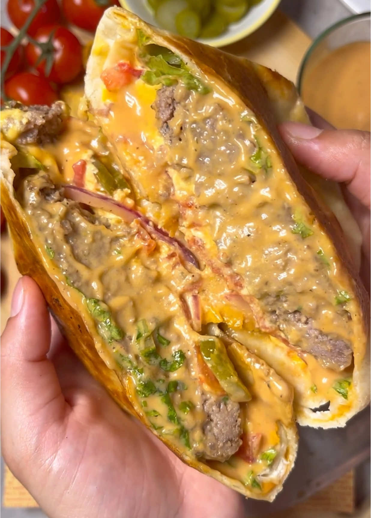 Cheeseburger Wrap 🍔 . المكونات: - خبز تورتيلا - لحمة مفرومة - خس، مخلل، بندورة، بصل، شيبس وجبنة تشيدر . مكونات الصوص: - مايونيز - كاتشاب - باربكيو صوص - خردل . الطريقة: - بطبخ اللحمة على مقلى حامية مع شوية زيت أو زبدة لتاخد لون من الجهتين - بحضر الصوص - برتب المكونات على الخبزة مثل واضح بالفيديو، بسكرها وبحمصها على مقلاية بشوية زبدة وبتصير جاهزة!✨ . . . . . . . . . . .#cheeseburger #burger #explore #اكسبلور #برجر 