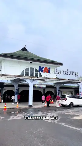 Siapa yang suka bingung sama pintu masuk stasiun Bandung? Nih mas kasih paham ya  Pintu untuk KA Jarak Jauh itu ada di Utara, sedangkan untuk KA Lokal itu ada di Selatan, yang juga bisa untuk KA Jarak Jauh  Udah paham kan sekarang? #stasiunbandung #pintumasukstasiunbandung #bandung #stasiunbandungselatan #stasiunkereta #stasiunkeretaapi  