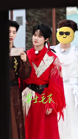 ỏo em bé nhà ai nhìn cái mặt thí cưng chưa kìa🙊. ẻm nhìn anh Thừa mà đắm đuối luôn chèn ơi, ảnh hút hồn em hả Nguyên Nguyên🙄🤣 #trươngchânnguyên #zhangzhenyuan #张真源 #phạmthừathừa #keeprunning #tyn_tnt🐿️ #xh 