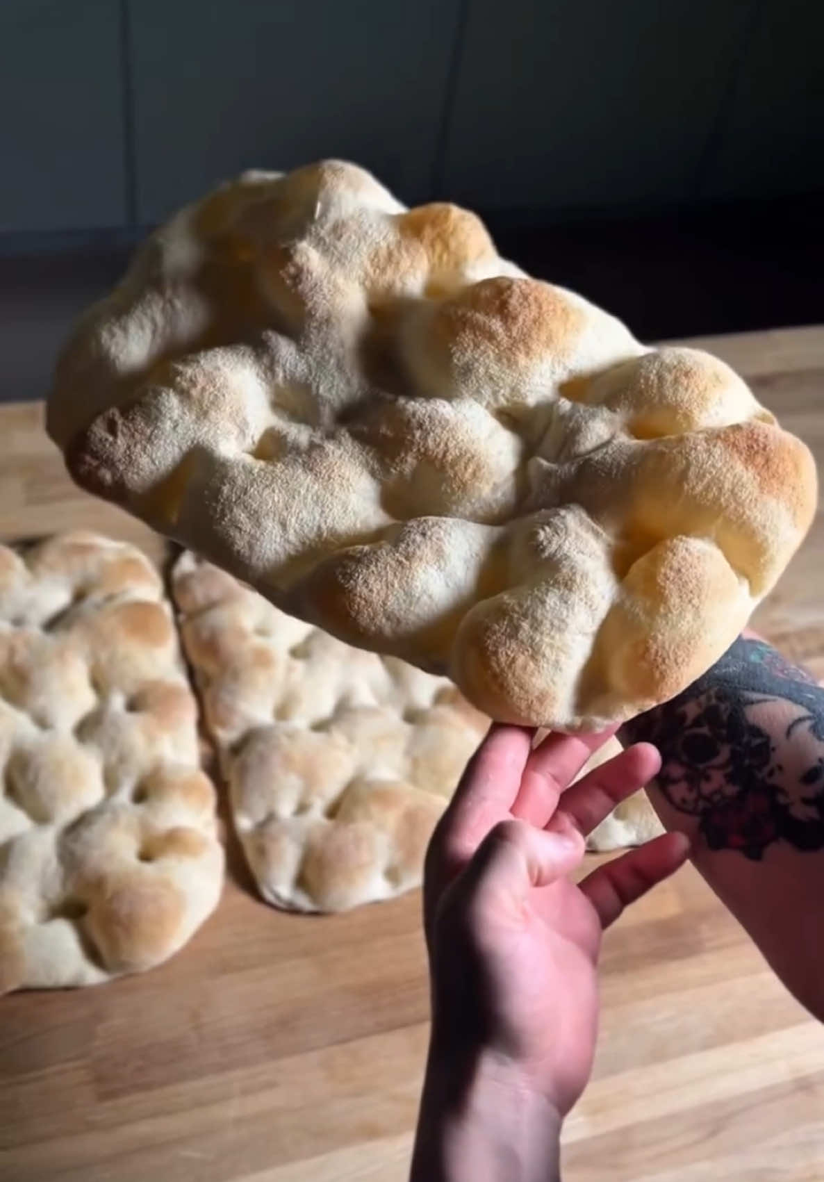 РИМСКАЯ ПИЦЦА Специальная мучная смесь для приготовления римской пиццы (pizza pala, pinsa, пинца, пинцетта). Это уникальный продукт, в состав которого входит ряд ингредиентов, которые в совокупности обеспечивают превосходное качество готового изделия.  Смесь поглощает 80% от своей массы, благодаря этому тесто получается воздушное, лёгкое, с крупными порами, хрустящей, но при этом хорошо кусаемой корочкой. Данную смесь можно использовать не только для производства римской пиццы, а также для производства фокаччи. Состав: мука пшеничная хлебопекарная высшего сорта, закваска пшеничная сухая, глютен пшеничный, дрожжи хлебопекарные сухие дезактивированные, антиокислитель: аскорбиновая кислота, технологические вспомогательные средства: ферменты 📞Оформить заказ с доставкой можно в WhatsApp по номеру: +7775 340 19 19 или по ссылке в профиле ⤴️