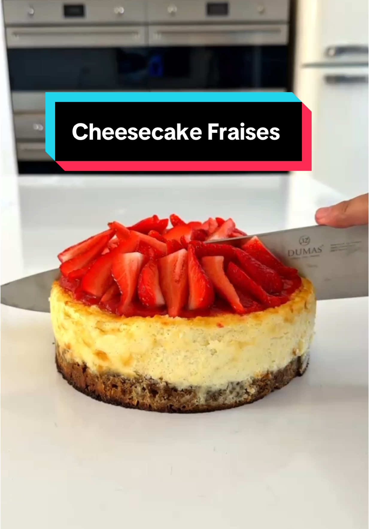 Cheesecake aux Fraises 🍓  Liste des ingrédients : 👇🏻 Pour un Cercle de 20cm sur 9 de haut Crème à Cheesecake  - ﻿﻿600 gr de cream cheese (Philadelphia) - ﻿﻿70 gr de Mascarpone - ﻿﻿180 gr de sucre - ﻿﻿180 d'œufs - ﻿﻿20 gr de maizena - ﻿﻿200 gr de crème liquide entière - ﻿﻿200 gr de spéculos - ﻿﻿100 gr de beurre fondu Compotée de Fraises gélifiées  - 250 gr de fraises  - 50 gr de sucre  - 4 gr de pectine  - 10 gr de jus de citron  Finition :  - 250 gr de fraises fraîches  Il est impératif de le laisser nuit au frais pour obtenir cette texture incomparable N'hésitez pas à me donner votre avis #cheescake #fraises #strawberries #strawberry  #patisserie #pastrychef #pastry #recette #recettefacile #recetterapide 