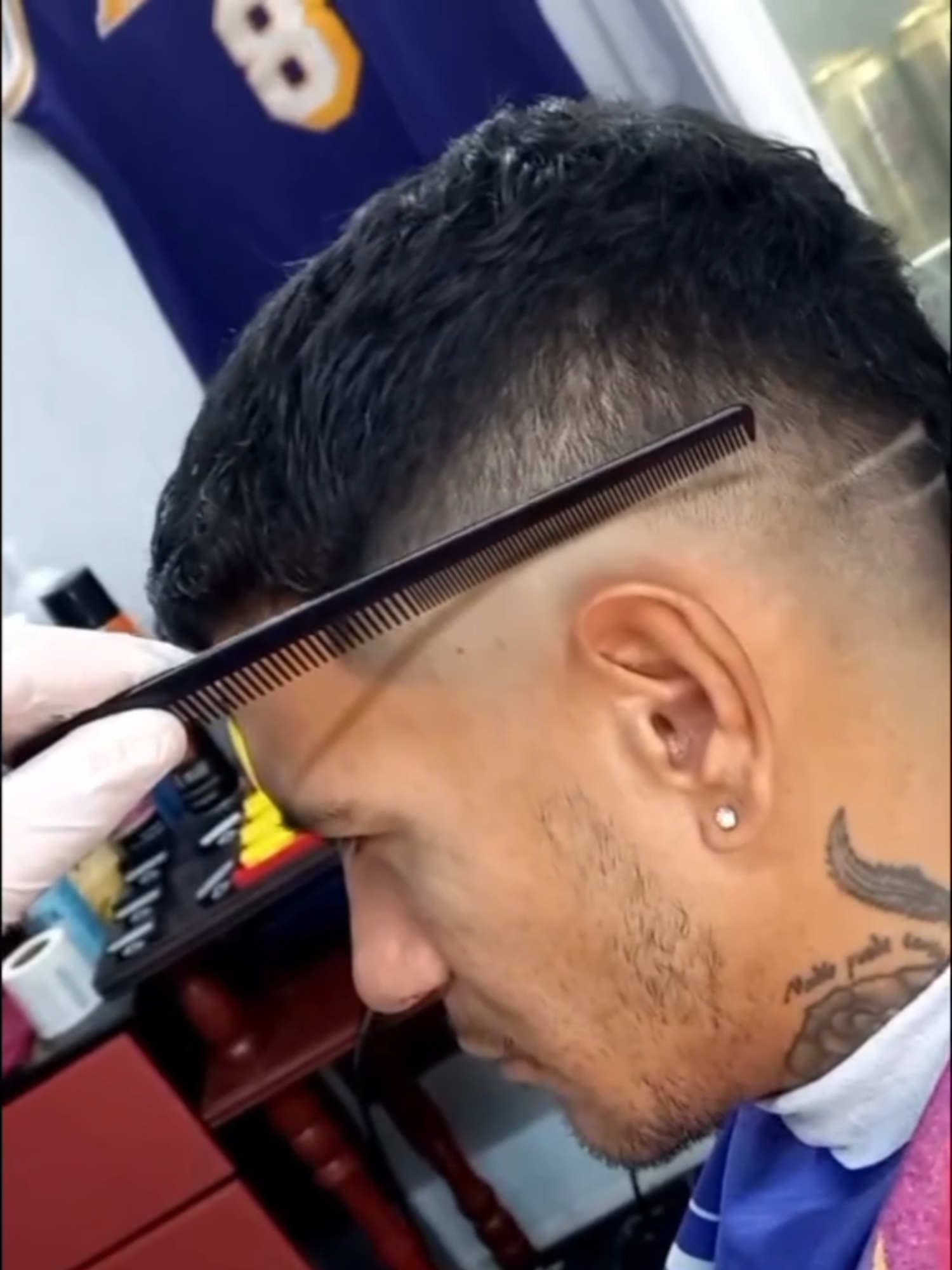 CORTE EN V. 💈👹🥵#barber #barbershop #barberlife #barbero #barberos #peluqueria #argentina #cortedecabello #cortes #barberia #barberworld✂️❤️ #barberosdelmundo #barberoslatinos #MODCUT #lowfade #taperfade💈 #taperfadehaircut #midfade #lowfade💈 #modcut #fadeenv #barberias #barbero #barbershopconnect #barberstowntv #barberosdelmundo #barberoslatinos #barberstown #barberiaparaprincipiantes #barberiaencasa #barberiaviral
