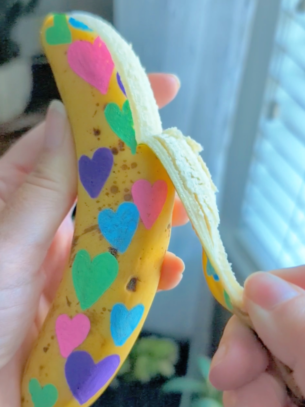 Paint ALLLL the things! Someone needs to slap these paint pens right out of my hand. #colorfullife #dopamineart  #colorfulbreakfast #dopaminesnack #fruitart  #craftideas  #decorateyourfood #foodart #paintedproduce #crafttok #craftymom #lunchboxideas #stopwavingyourbananainmyface  #artsyfartsy 