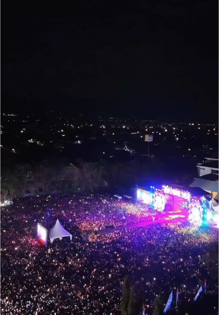Kota Palu Ambyar, NDX AKA Meriahkan Penutupan Semarak Sulteng Nambaso 2025 di Kota Palu Palu – Penutupan rangkaian acara Semarak Sulteng Nambaso 2025 berlangsung meriah pada Senin, 12 Mei 2025, bertempat di Lapangan Imanuel dan JCC Kota Palu. Ribuan warga memadati lokasi sejak pukul 15.00 WITA untuk menyaksikan berbagai penampilan hiburan, dengan bintang utama NDX AKA yang tampil di panggung penutupan. Selain NDX AKA, acara ini juga dimeriahkan oleh penampilan musisi lokal dan nasional, seperti Jacson Zeran, Rival Himran, The Secret, Roland Band, serta Like Father Like Son. Suasana semakin semarak dengan kehadiran MC ternama: Ichal Kate, Luqman, Arya, dan Lunggy, yang memandu jalannya acara hingga selesai. Gubernur Sulawesi Tengah, Dr. H. Anwar Hafid, M.Si., dan Wakil Gubernur, dr. Reny A. Lamadjido, turut hadir dalam acara penutupan sebagai bentuk dukungan terhadap geliat budaya dan kreativitas generasi muda di Sulawesi Tengah. Semarak Sulteng Nambaso 2025 merupakan bagian dari upaya pemerintah daerah dalam mempromosikan potensi budaya, pariwisata, dan ekonomi kreatif di wilayah Sulawesi Tengah. Penutupan yang spektakuler ini menjadi puncak dari serangkaian kegiatan yang telah berlangsung selama beberapa hari terakhir. #SemarakSultengNambaso2025 #SultengNambaso #Palu #SulawesiTengah #NDXAKA #KonserPalu #AcaraPalu #GubernurSulteng #WakilGubernurSulteng 📷 @jaganata_nata