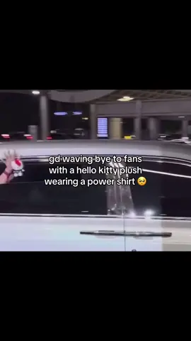 He always does this at the airport, but the hello kitty theme was so cute #gdragon #hellokitty #gd #kwonjiyong #airport #fyp #지드래곤 #adorable #airportfashion #kingofkpop #plushie 
