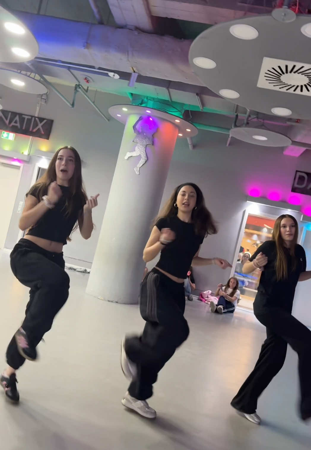 dc:@KRISTINA 💖 #berlin #fyp #fypシ゚ #fypage #viral #bengü #kesfet #fürdich #fürdichh #pourtoii #performance #partnerlook #allblack #dance #dancer #dc #trending #dancechallenge #trend #jazeek #akon #creatorsearchinsights 