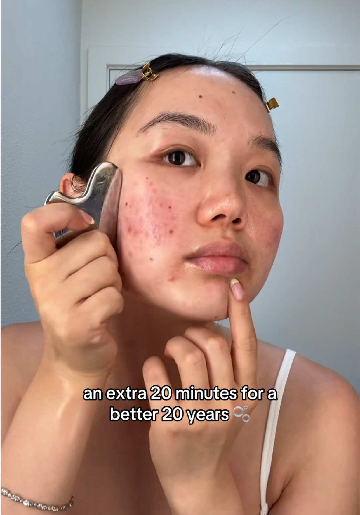 Make sure you have no active pimples 🥹  #acne #guasha #guashatutorial #acnetips #skincareroutine #acneskincare #clearskin #tutorial 