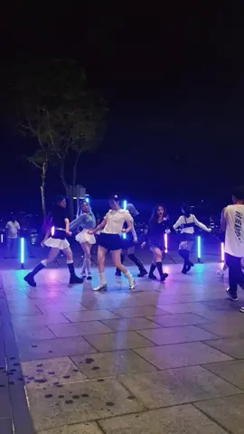 灯光下的小姐姐美丽可爱。