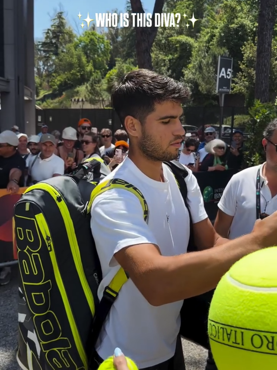 @Carlos Alcaraz 🧠❤️🥚🥚 spending time with fans after another practice session in Rome #alcaraz #carlosalcaraz #deportesentiktok #sport #tennistiktok ©️ _scutti_
