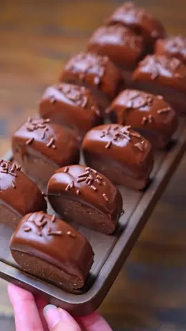 حلويات في عشر دقايق بس وطعمها لا يقاوم بجد رهيبه ٣٥٠ جرام بسكوت معلقتين كبار سكر بودره ٤ معالق كبيره كاكاو ربع كوب زبده كوب الاربع حليب وحسب احتياج البسكوت كوب الا ربع شوكولاته للتغليف اي نوع محبب ملحوظه لو استخدمتو نوع بسكون مسكر زياده او فيه دهون عاليه قللو السكر والزبده#ناديه_السيد #nadiaelsayed #نادية_السيد #حلويات_السنه_الجديده #حلويات_بارده #tiktokviral #tiktokcookbook #summervibes #summerrecipes 