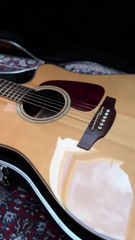 TAKAMINE GD93-CE Nat, to elektroakustyk z bardzo dobrą elektroniką TAKAMINE TK40D. Rocznik gitary to 2015, produkcja chińska. Top wykonany z litego świerku, tył to orzech z klonową wstawką, boki to orzech, gryf mahoń, podstrunnica laurel. Gitara jest w ładnym stanie. Rozmiar dreadnought. Brzmi i prezentuje się znakomicie. W komplecie jest futerał. Serdecznie polecam ten instrument i zapraszam na testy. CENA 2499 zł #hrguitars #nasprzedaż #TakamineGD93CENat, #Elektroakustyk, #GitaraAkustyczna, #TakamineTK40D, #Gitara2015, #LityŚwierk, #OrzechKlon, #Dreadnought, #GitaraZFuterałem, #TestyGitar