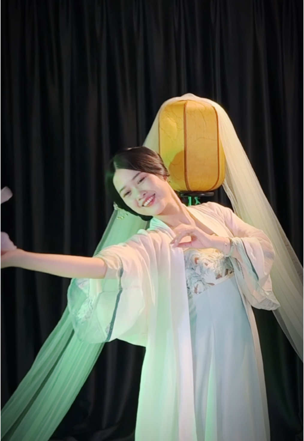 🤫🤫🤫 i ❤️ Tiktok @Bông Nè 💃🏻  @Khánh Nhân  @Lucia Nguyen @Phan_Linh @Linh nè 💋 @Mita  📍 @vdancestudio_official tại 59 Nguyễn Hữu Cầu, quận 1 #tieuyendance #vuinhon #tayduky #viralvideo #fyp  #CapCut 