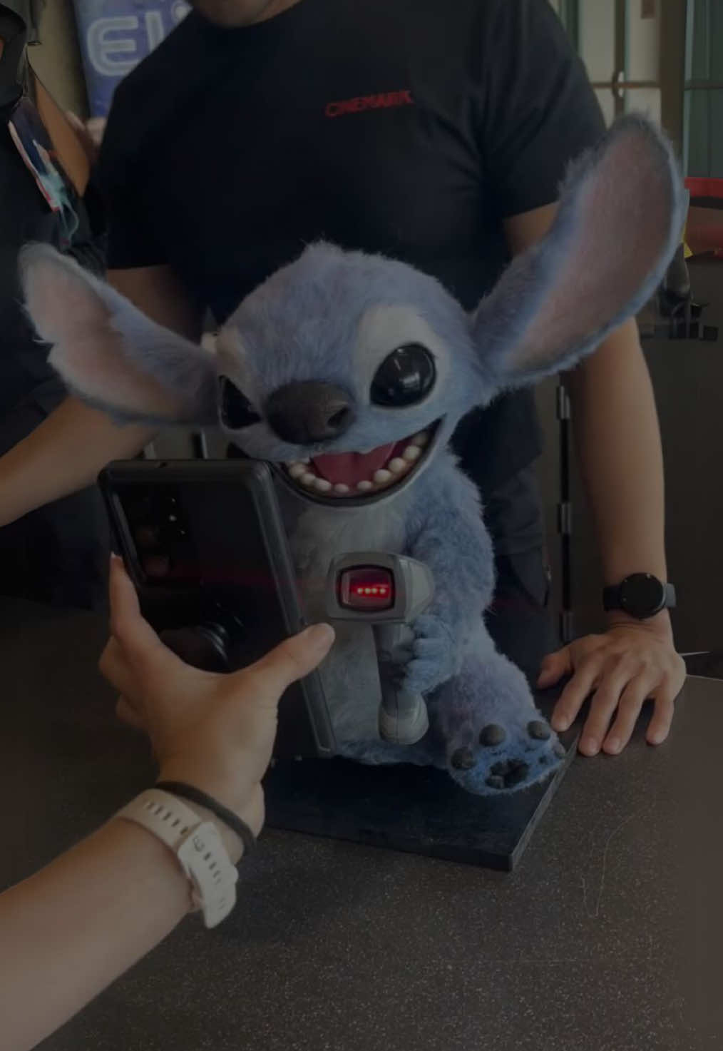 La peli aún no empezaba y Disney ya se había robado el show 🎬💥
 Stitch escaneando boletos en el cine—sí, Stitch. Demasiado tierno para ser real 🥹💙
 
 Este tipo de detalles no son casualidad, son marketing inteligente. Porque cuando logras que la experiencia comience antes de la función, creas conexión, emoción y lealtad. Disney lo sabe y lo aplica como nadie.
 .
 .
 .
 #Stitch #DisneyMarketing #Thunderbolts #BrandExperience #MagiaDisney #EmotionalMarketing #Marketing #Branding #OlaDigital #OlaDigitalMKT