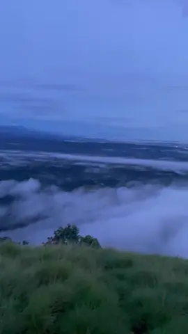 Melihat Lautan Awan itu seperti melihat Senyuman Tulus nya.  #pendaki #bukitbatuputri #bukitbesaklahat #lautanawan #alam #cintaalam 