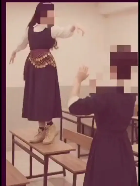 كان احسن يوم في المدرسه هو اليوم رقصنا مصري 🤣🤣🤣
