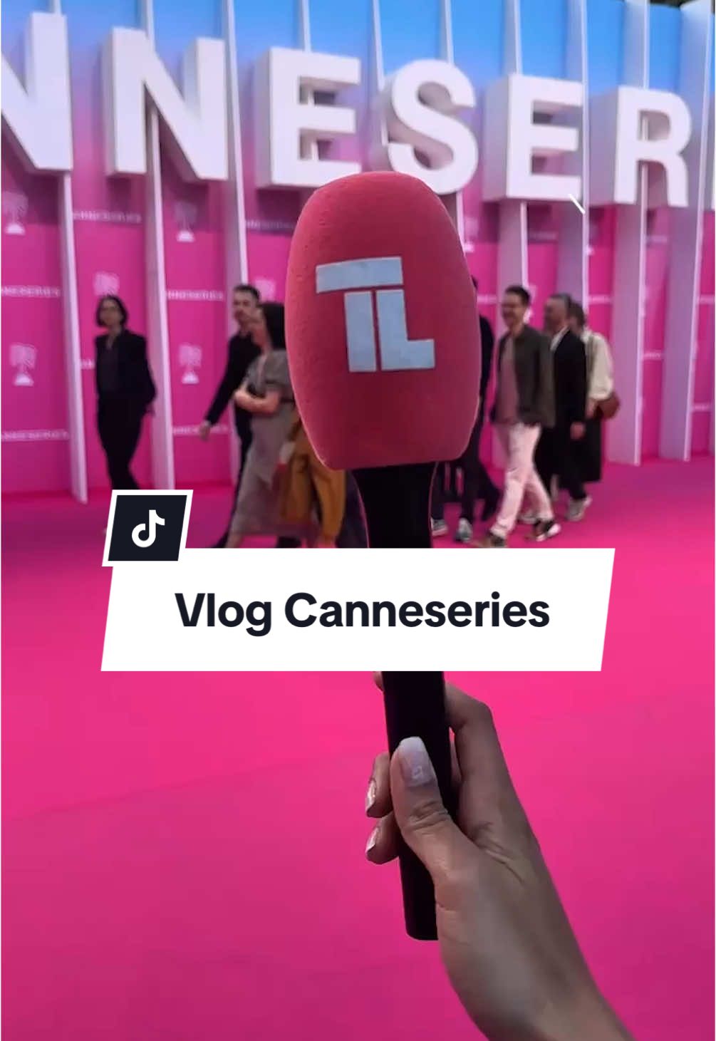Vous pensiez tout savoir de Canneseries ? Attendez de voir ce qu’on ne vous montre jamais ! 😎👀 Les phrases coupées au montage, des imprévus, des moments confidences mais surtout beaucoup de rire... Télé-Loisirs à Canneseries c’était 🔥 #Vlog #canneseries @CANNESERIES #OnRegardeQuoi 