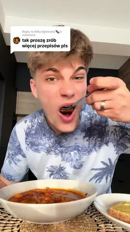 Replying to @Billy.k@strator🍆#mukbang #Recipe #Foodie #FoodTok                               Składniki: Schab wieprzowy (500g-700g) Ziemniaki (3-4 średnie)  Kapusta biała  Burak (1 średni) Cebula  Marchew(1 duża) Koncentrat pomidorowy (3 łyżeczki) Sól Cukier ( 1 łyżka) Nutka pietruszki  Czosnek (1 ząbek)