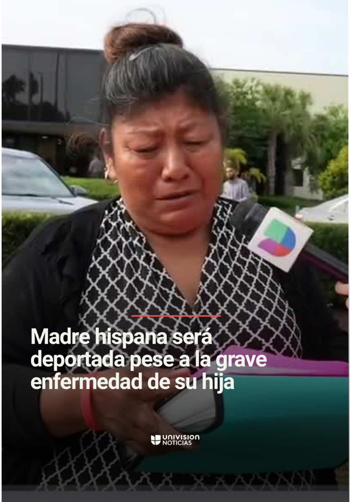 ➡️ Esta madre hispana será deportada de EEUU pese a la grave enfermedad de su hija. América Pérez enfrenta una orden de deportación pese a que su hija, ciudadana estadounidense, padece una rara enfermedad y depende de un tratamiento médico vital para sobrevivir. Aunque la madre pide quedarse, agentes de inmigración le confirmaron que debe abandonar EEUU. Así se enteró de la noticia. Informa Ana Vargas. 📺 Más del Noticiero Univision a las 6:30pm/5:30C y Edición Nocturna a las 11:30pm/10:30C. #inmigración #migrantes #inmigrantes #ICE #deportación #children #niños #enfermedades #health #Uninoticias #UnivisionNoticias 