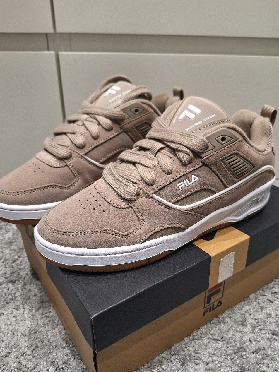 Me apeteció subir mis nuevas zapatillas 👟🤭 Fila corda suede , me encantaron los tonos y la comodidad y por un módico precio se vino a casa 🏡  @JD Sports  @filaeurope  #zapatillas #sneakers #fila #filashoes #newsneakers #newshoes #👟 #unboxing #fyp #zapas #tenis #jdsports 