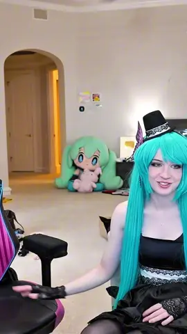 Norafawn being slightly sus with Emirus chair  #streamer #fyp #emiru #livestreamer #nora #emiruclips #cosplayer 