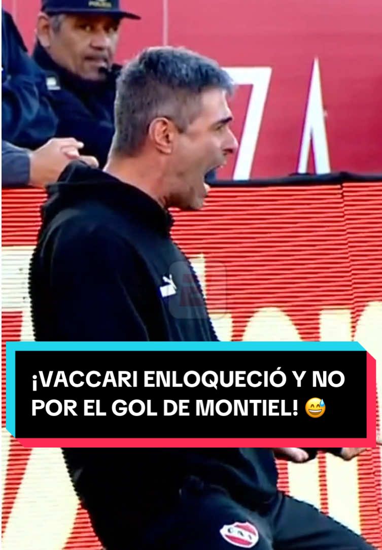 ¡ENLOQUECIÓ Y NO POR EL GOLAZO! 😅 #Vaccari vivió con mucha tranquilidad la chilena de #Montiel… pero explotó cuando Federico #Vera quedó tendido en el césped 🤬🔥 ▶️ Mirá nuestros partidos de 🇦🇷 #LigaProfesional en #DisneyPlus #TikTokDeportes #Independiente #futbolargentino