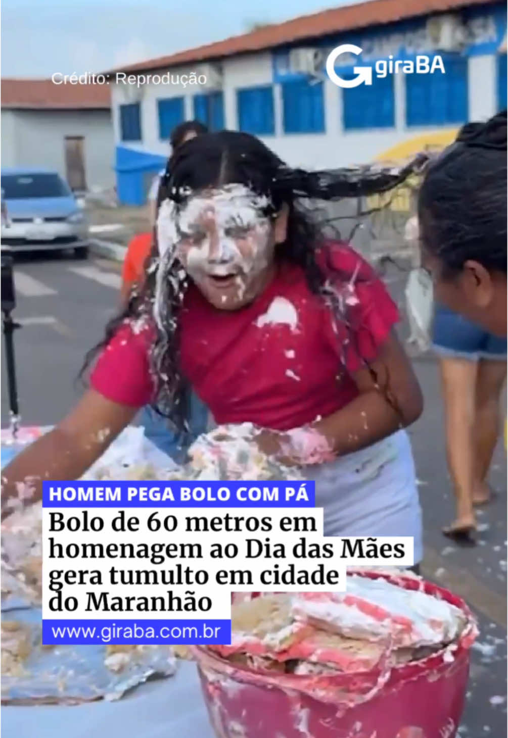 Um bolo gigante de 60 metros, feito em homenagem ao Dia das Mães, gerou polêmica na cidade de Bom Lugar, no Maranhão. Um vídeo que viralizou nas redes sociais nos últimos dias mostra o momento em que a população se aglomera para conseguir pedaços do bolo. Nas imagens, é possível ver o momento em que as grades de contenção são abertas e uma multidão corre em direção ao bolo. Com sacolas, baldes, bacias e até mesmo com as próprias mãos, as pessoas se desesperam para garantir um pedaço, gerando tumulto e confusão.